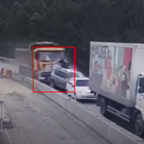 Φορτηγό «καρφώνεται» πάνω σε προπορευόμενα αυτοκίνητα στη Ρωσία - Δύο νεκροί