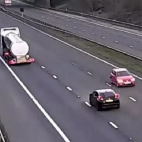 Αυτοκίνητο ανάποδα σε αυτοκινητόδρομο