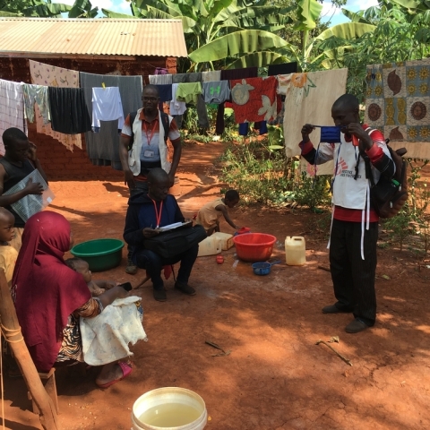 Πρόσφυγας με ένα ποδήλατο και ένα σακίδιο στην πλάτη 