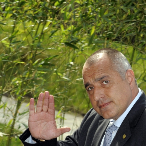 Οι φωτογραφίες που δείχνουν τον Μπόικο Μπορίσοφ να κοιμάται πλάι σε ένα πιστόλι τροφοδοτούν άλλο ένα επεισόδιο στην κόντρα του Βούλγαρου πρωθυπουργού με τον πρόεδρο της χώρας 