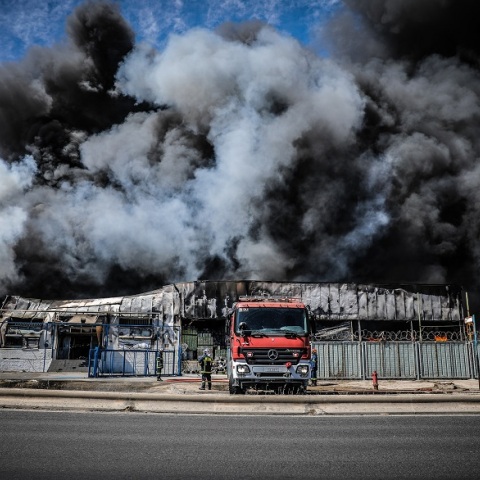 Φωτιά σε αποθήκη εργοστασίου στον Ασπρόπυργο
