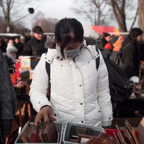 Μία κοπέλα στο Βερολίνο ψωνίζει βιβλία με μάσκα