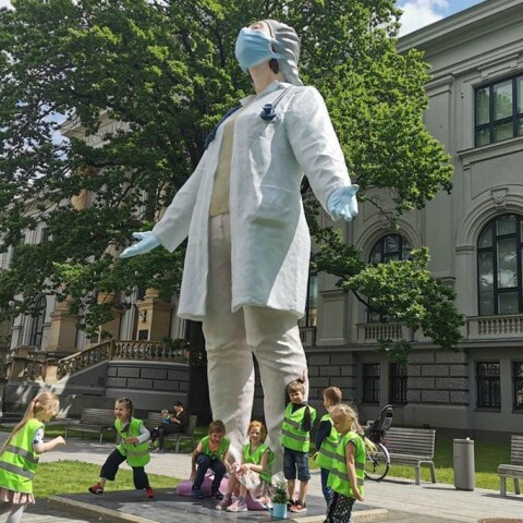 Άγαλμα στη Λετονία προς τιμήν των γιατρών και των νοσηλευτών 