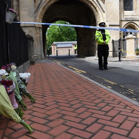 Λουλούδια για τα θύματα της επίθεσης με  μαχαίρι στο Ρέντινγκ