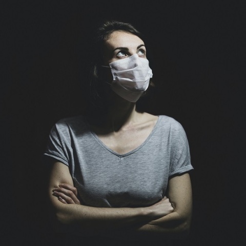 Μία γυναίκα που φοράει μάσκα