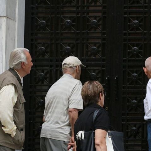 Συνταξιούχοι σε υποκατάστημα τράπεζας