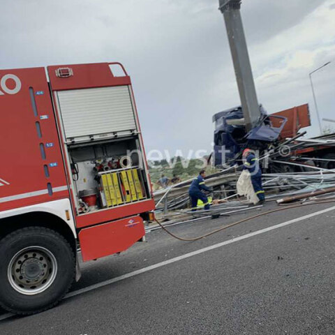 Σοβαρό τροχαίο στο Σχηματάρι με δύο φορτηγά κι ένα αυτοκίνητο 