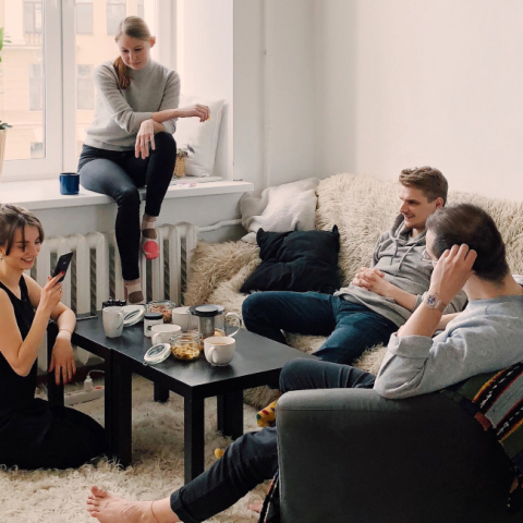 Φίλοι στο σπίτι με ασφάλεια