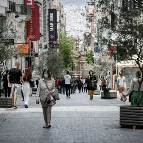 Άνθρωποι με μάσκες στην Ερμού