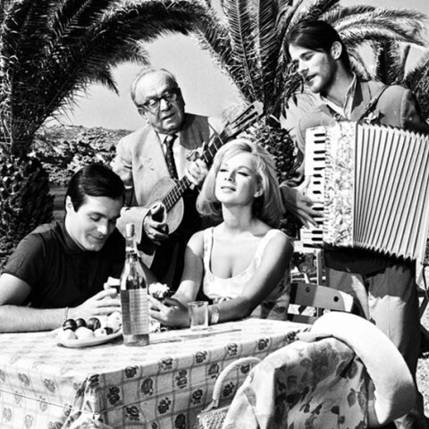 Σκηνή από την ταινία «Το Δόλωμα», όπου ο Κώστας Φυσσούν έπαιζε ακορντέον  