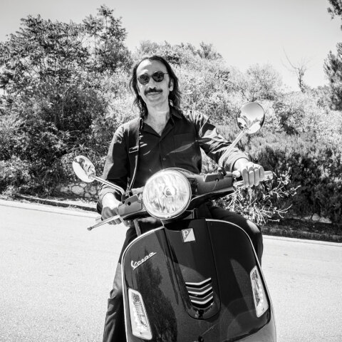 Ο ηθοποιός Ρένος Χαραλαμπίδης στη βέσπα του