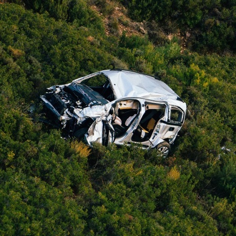 Αμάξι τρακαρσμένο στο βουνό 
