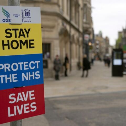 Στη Βρετανία το lockdown είναι σε ισχύ για καφετέριες και μπαρ