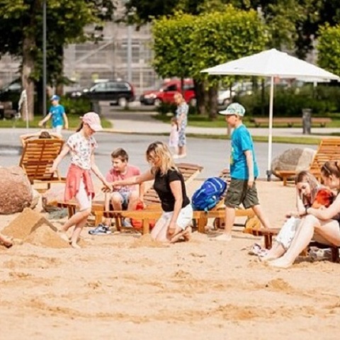 Κεντρική πλατεία στο Βίλνιους έγινε παραλία