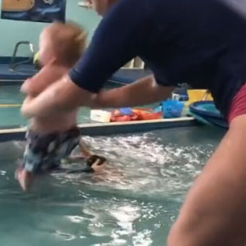 Σάλος με το βίντεο που δείχνει γυμνάστρια να πετά μωρό σε πισίνα