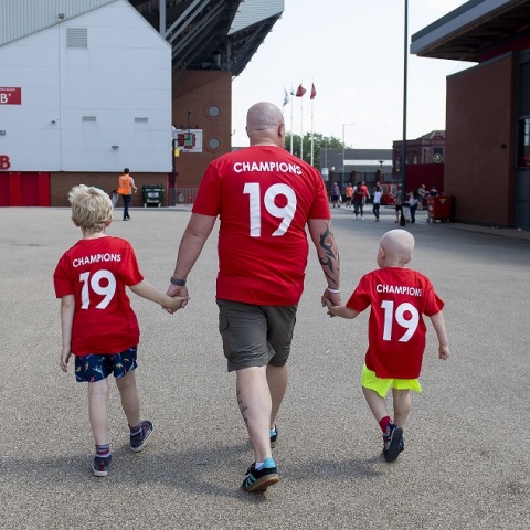 Οπαδοί της Λίβερπουλ πανηγυρίζουν το πρωτάθλημα στην Πρέμιερ Λιγκ