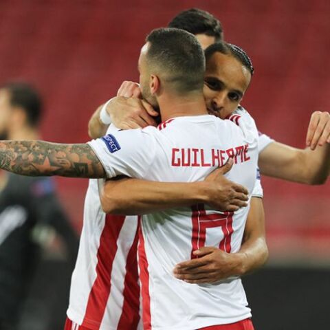 Γκιγιέρμε και Ελ Αραμπί αγκαλιασμένοι