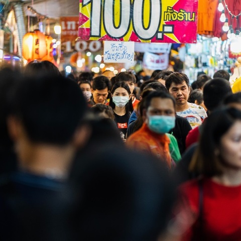 Κόσμος σε αγορά της Ταϊλάνδης