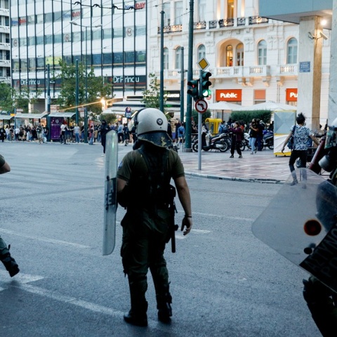 ΕΝΤΑΣΗ ΣΤΗΝ ΠΛΑΤΕΙΑ ΣΥΝΤΑΓΜΑΤΟΣ ΚΑΤΑ ΤΗΝ ΔΙΑΡΚΕΙΑ ΔΙΑΜΑΡΤΥΡΙΑΣ ΓΙΑ ΤΟΝ ΤΖΟΝ ΦΛΟΥΝΤ