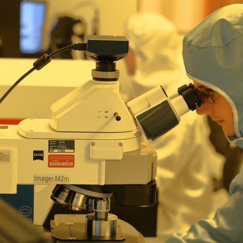 Ερευνητής κοιτά μέσα από το μικροσκόπιο