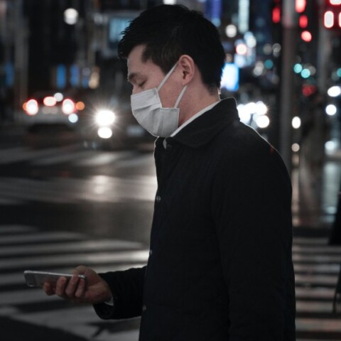 Πεζος με κινητό