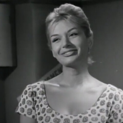 Με επιτυχία είχε εργαστεί ως σχεδιάστρια μόδας η πολυτάλαντη ηθοποιός Ρίκα Διαλυνά/ Στιγμιότυπο από την ταινία «Λαός και Κολωνάκι»