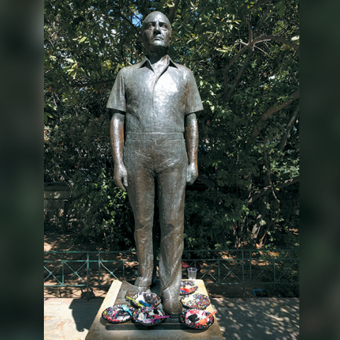 Ανδριάντας Οδυσσέα Ελύτη στην πλατεία Δεξαμενής στο Κολωνάκι (ορείχαλκος, καλλιτέχνης Γιάννης Παππάς)