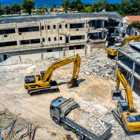 Μπουλντόζες στο Ελληνικό ξεκίνησαν να κατεδαφίζουν κτίρια