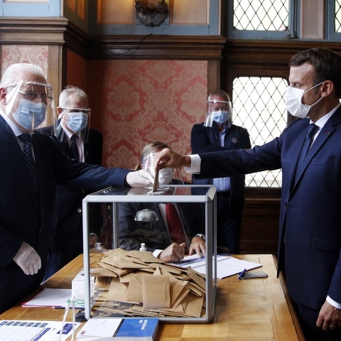 O πρόεδρος της Γαλλίας Εμμανουέλ Μακρόν ψηφίζει στις δημοτικές εκλογές 