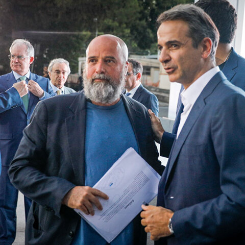 Ο πρωθυπουργός Κυριάκος Μητσοτάκης με τον Ανδρέα Δρακόπουλο, πρόεδρο του Διοικητικού Συμβουλίου του κοινωφελούς Ιδρύματος Σταύρος Νιάρχος