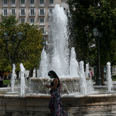 Το συντριβάνι στην πλατεία Συντάγματος