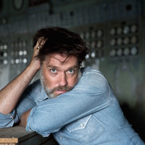 Συνέντευξη με τον Ρούφους Γουέινραϊτ με αφορμή την κυκλοφορία του νέου του δίσκου Unfollow the Rules.