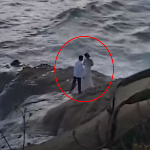 «Μούσκεμα» έγιναν γαμπρός και νύφη που παρασύρθηκαν από τα κύματα στην Καλιφόρνια την ώρα της φωτογράφισης