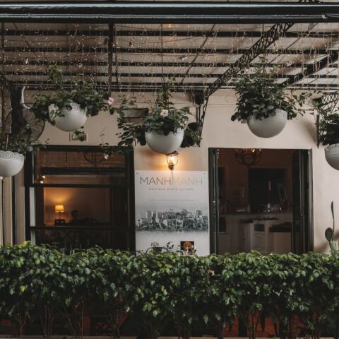 Το ΜΑΝΗΜΑΝΗ επιστρέφει με ανανεωμένο μενού και ένα καταπράσινο κήπο