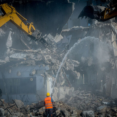 Ξεκίνησαν τα έργα στο Ελληνικό με μπουλντόζες να κατεδαφίζουν κτίρια