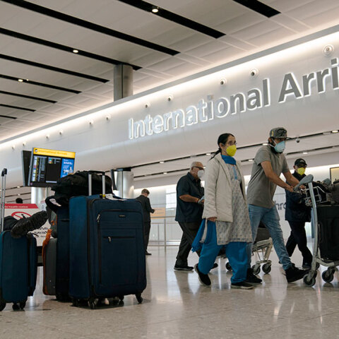 Χωρίς 14ήμερη καραντίνα οι ταξιδιώτες από την Ελλάδα που φθάνουν στη Βρετανία - Η χώρα μας μπήκε τελικά στη «λευκή» λίστα του Ηνωμένου Βασιλείου