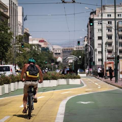 Ποδηλάτης στο κέντρο της Αθήνας - Μεγάλος Περίπατος