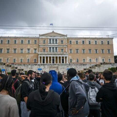 Διαδήλωση έξω από τη Βουλή