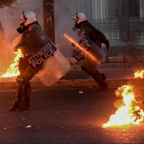 ΕΠΕΙΣΟΔΙΑ ΚΑΙ ΜΟΛΟΤΟΦ ΣΤΗ ΠΟΡΕΙΑ ΣΤΗΝ ΑΜΕΡΙΚΑΝΙΚΗ ΠΡΕΣΒΕΙΑ