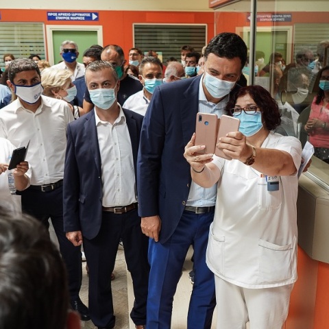 Σέλφι του Βασίλη Κικίλια σε νοσοκοείο στο Ηράκλειο