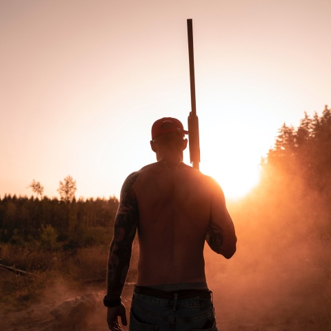 Άνδρας με καραμπίνα 