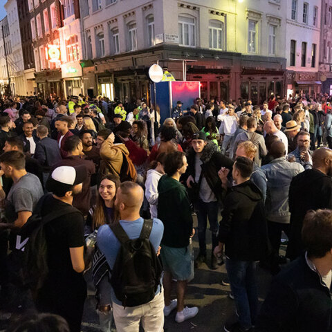 Κορωνοϊος στη Βρετανία: Κοσμοπλημμύρα στη συνοικία Σόχο του Λονδίνου, όπου άνοιξαν οι παμπ και τα εστιατόρια έπειτα από 3 μήνες