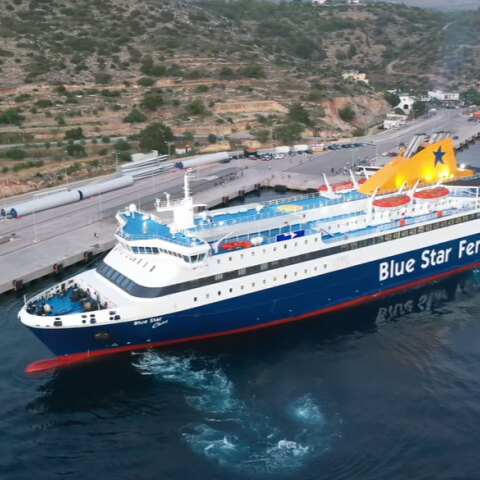 Το πλοίο Blue Star Chios δένει με εντυπωσιακό τρόπο στο λιμάνι της Χίου