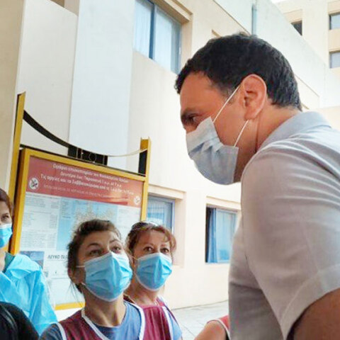 Στο Νοσοκομείο Χανίων ο Βασίλης Κικίλιας, όπου τοποθετήθηκε μεγάλος μοριακός αναλυτής για τεστ κορωνοϊού