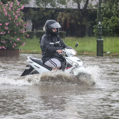 Προβλήματα από την καταιγίδα στη Θεσσαλονίκη - Δρόμοι έγιναν ποτάμια