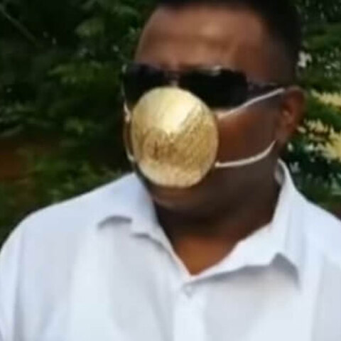 Ινδός πλήρωσε 3.500 ευρώ για μια χρυσή μάσκα για τον κορωνοϊό