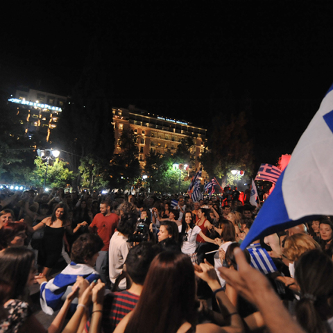 Δημοψήφισμα 2015: Πανηγυρισμοί στο Σύνταγμα από τους υποστηρικτές του «ΟΧΙ»