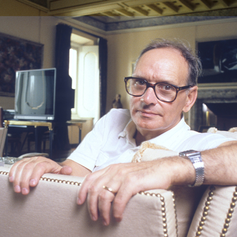 Ο συνθέτης Ένιο Μορικόνε στο σπίτι του στην Ιταλία το 1987