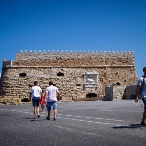Τουρίστρια θετική στον κορωνοϊό κυκλοφορούσε για τρεις ημέρες στην Κρήτη