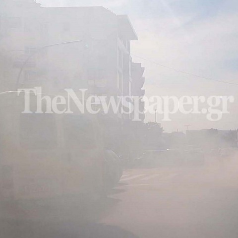 βλάβη στην εξάτμιση αυτοκινήτου γέμισε καυσαέριο την οδό Δημητριάδος στον Βόλο